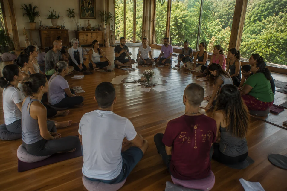 Educación integral y desmitificación sobre fitoterapia cannábica en retiros