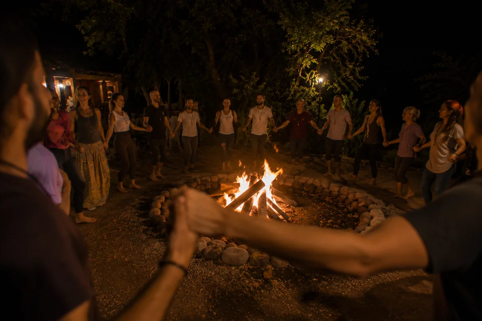 Fogón bajo las estrellas para ceremonias de integración y presencia consciente