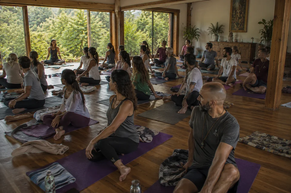 Limpieza y alineación de los siete chakras principales mediante imposición de manos